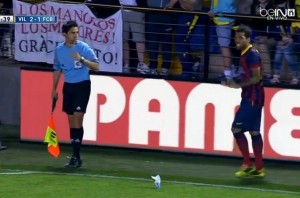 Dani alves se come un banano que le tiraron dese la tribuna en partido entre el villareal barcelona por liga bbva