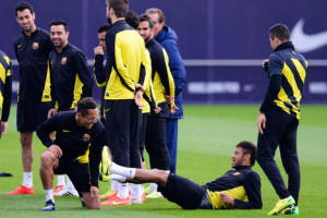 En pleno entrenamiento Song y Adriano le jugaron una burla a neymar jr que quedo en video