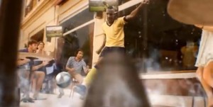 Amaranto Perea es el protagonista del nuevo comercial de fútbol de la cerveza coors light