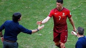 joachim low le da la mano a Cr7 TRAS sacarse un moco en el partido de alemania portugal