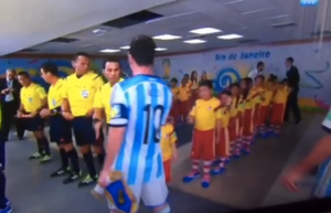 Messi le niega el saludo a un niño en la previa del partido de Bosnia-Argentina