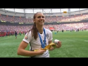 Alex Morgan 'cuidando' del trofeo cómo si fuera su bebé...