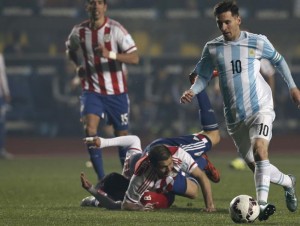 Por culpa de Messi dos paraguayos se estrellan