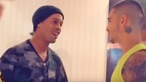 @10Ronaldinho y @maluma intercambian autógrafos en Ecuador.