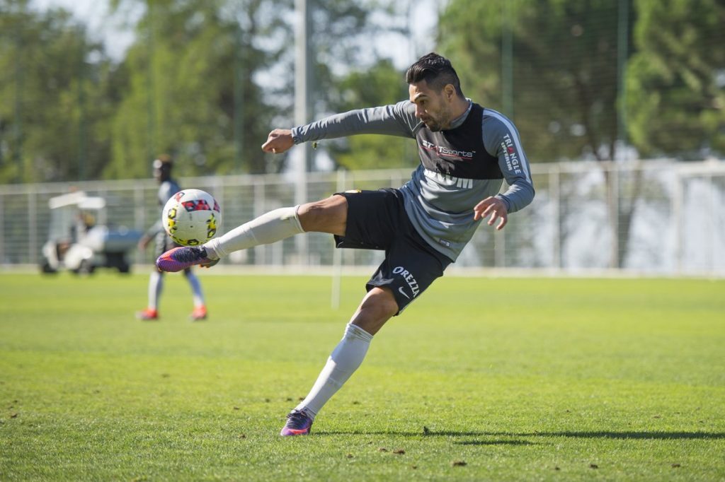 Falcao pateando un balón en entrenamiento