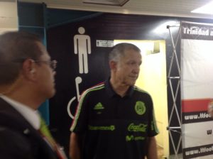 Adiós pelo! Juan Carlos Osorio le apostó al Chicharito: si ganaban 6 puntos consecutivos, se rapaba. Y cumplió.