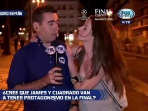 Periodista de Fox Sports Daniel Angulo en apuros con una aficionada en VIVO