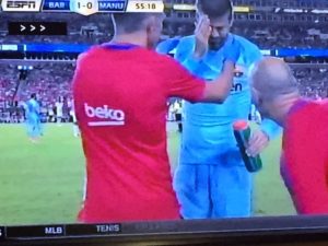 vaya codazo que le ha metido Fellaini a Piqué