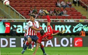 Chivas pierde ante Lobos con un golazo de chilena de Escoto