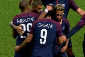 Abrazo neymar y cavani psg