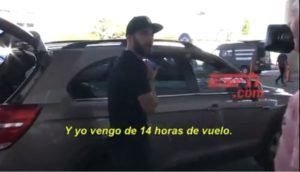 Unos periodistas argentinos estaban esperando a Higuaín para hacerle unas preguntas, pero el Pipa venía de un largo vuelo y sorprendió a todos con su respuesta.