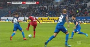 Leon Bailey marcó gol de taco con el bayer leverkusen