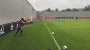 Arturo vidal y un GOLAZO de rabona detras del arco en entrenamiento del bayern Munich