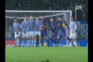 ¡GOOOOOOOL del Barcelona! (84') Lionel Messi anota el cuarto de tiro libre.