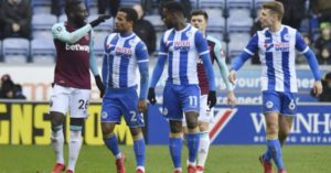 Masuaku, de West Ham, sancionado 6 partidos por escupir a un rival del Wigan