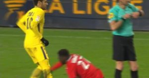 Neymar dejó con la mano estirada a jugador Rennes...y se echó a reír!