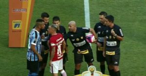 ¡Casi se van a las manos! Andrés D’alessandro Vs. Maicon en Sorteo de campo gremio vs inter