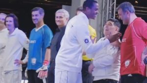 OJO a la cara de Maradona cuando Kluivert le niega el saludo