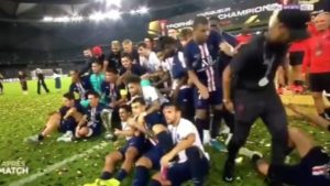 mbappe empuja a neymar en la celebracion